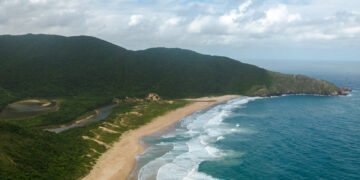 A praia selvagem da capital: acessível só por trilha ou barco, com lagoa, mar azul e zero prédio à vista no coração da capital