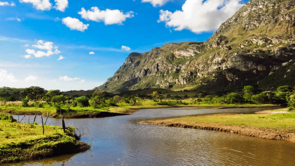 O vilarejo de 300 habitantes a 143 km de BH onde a vida segue o ritmo do século 19