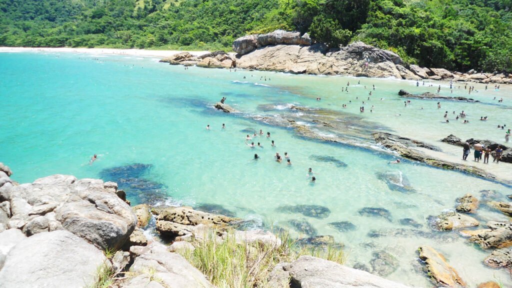 A vila caiçara entre dois estados com piscina natural de águas transparentes que parece um aquário escondido na mata
