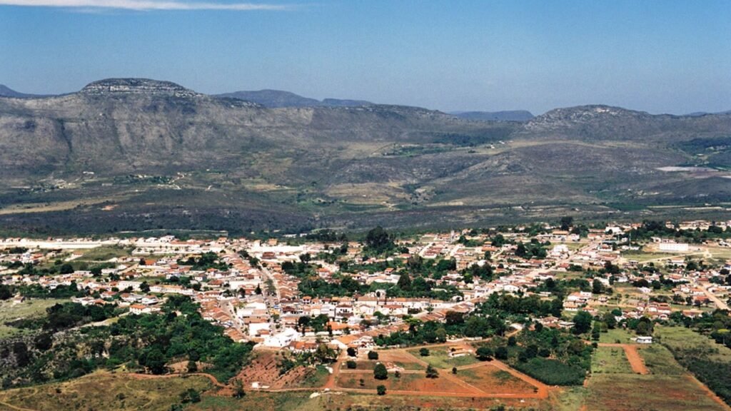 A cidade mais alta do Nordeste a 1.268 metros com clima de serra e cachoeiras que surpreende por não parecer Bahia