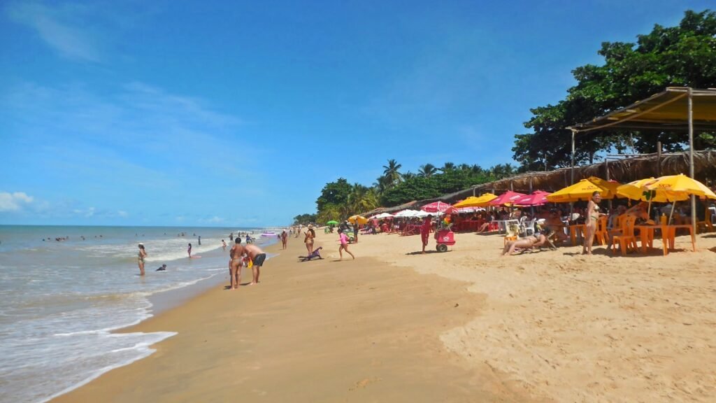 A cidade no extremo sul da Bahia com 84 km de praias, paredes coloridas e baleias jubartes entre julho e novembro