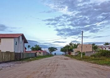 A primeira praia do Brasil avistada por Pedro Álvares Cabral: a cidade no extremo sul da Bahia com 84 km de praias, paredes coloridas e baleias jubartes entre julho e novembro