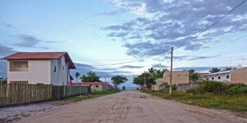 A primeira praia do Brasil avistada por Pedro Álvares Cabral: a cidade no extremo sul da Bahia com 84 km de praias, paredes coloridas e baleias jubartes entre julho e novembro