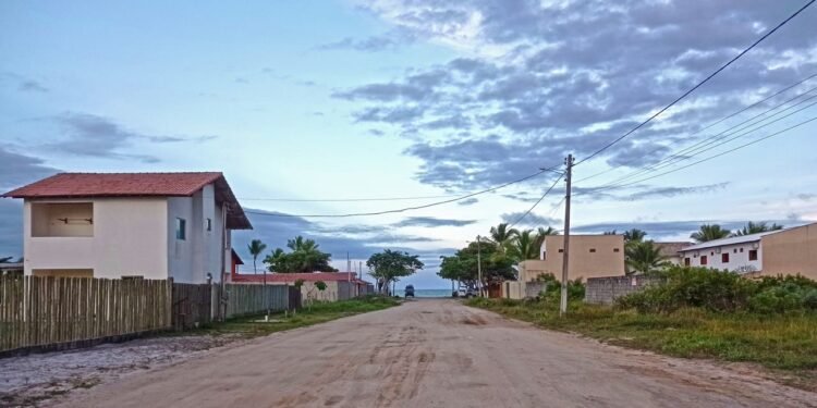 A primeira praia do Brasil avistada por Pedro Álvares Cabral: a cidade no extremo sul da Bahia com 84 km de praias, paredes coloridas e baleias jubartes entre julho e novembro