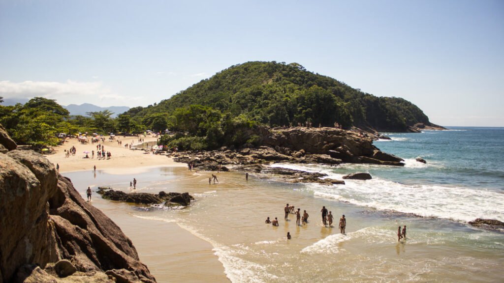 A vila caiçara entre dois estados com piscina natural de águas transparentes que parece um aquário escondido na mata