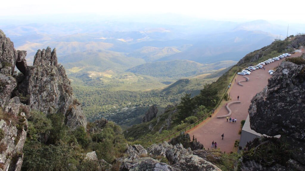 500 mil visitantes por ano sobem neste vilarejo a 1h de Belo Horizonte com a menor basílica do mundo