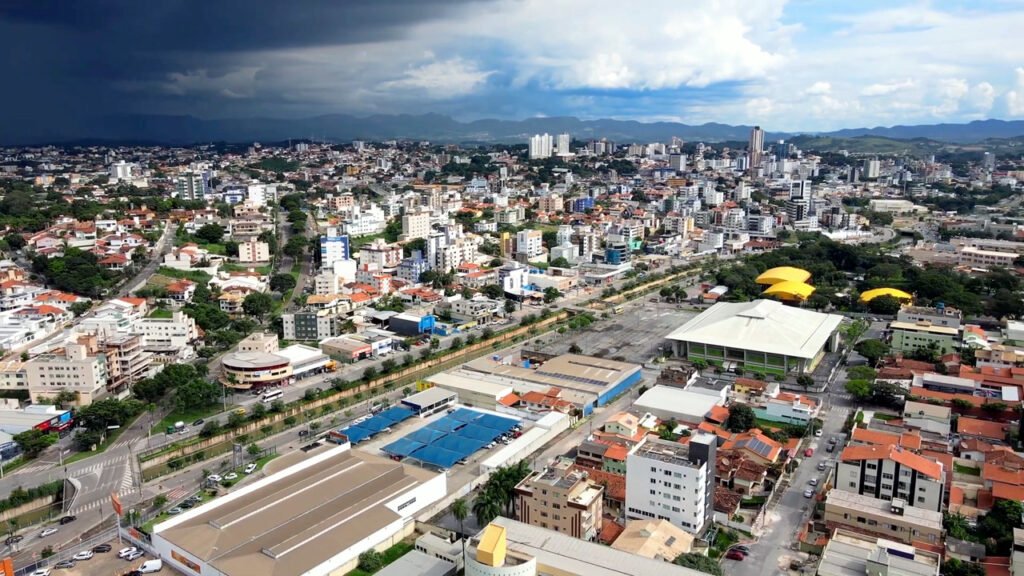 Mais rica que muitas capitais brasileiras: a cidade mineira com PIB per capita de R$ 127 mil onde sai 1 a cada 4 carros vendidos no Brasil