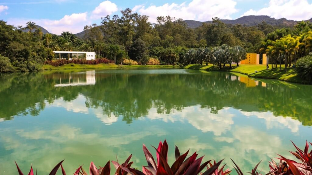O maior museu a céu aberto da América Latina fica a 60 km de Belo Horizonte, em meio a um jardim botânico com mais de 4 mil espécies de plantas