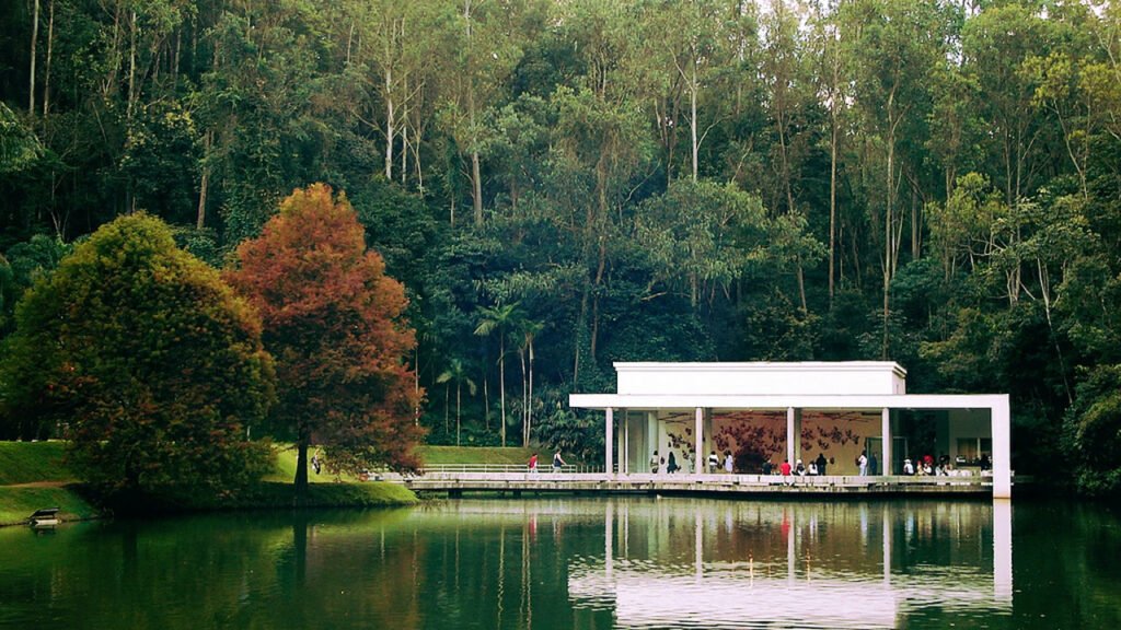 O maior museu a céu aberto da América Latina fica a 60 km de Belo Horizonte, em meio a um jardim botânico com mais de 4 mil espécies de plantas