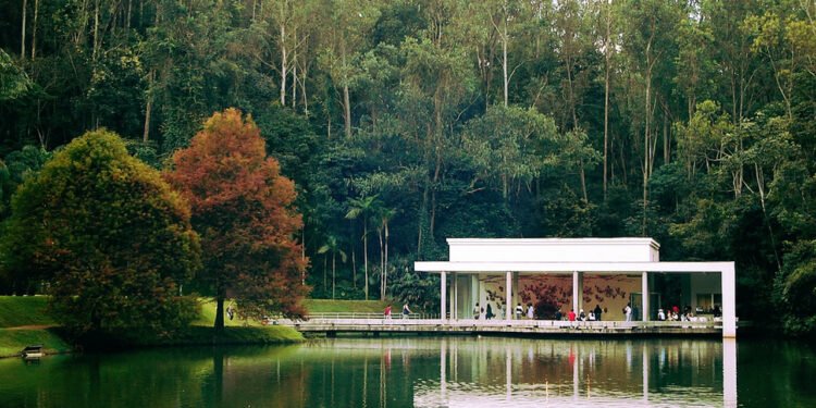 O maior museu a céu aberto da América Latina fica a 60 km de Belo Horizonte, em meio a um jardim botânico com mais de 4 mil espécies de plantas