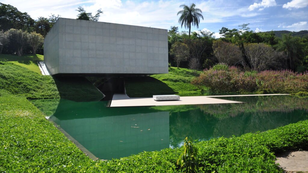 O maior museu a céu aberto da América Latina fica a 60 km de Belo Horizonte, em meio a um jardim botânico com mais de 4 mil espécies de plantas