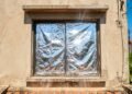 Motivo para aplicar papel alumínio nos vidros das janelas surpreende moradores