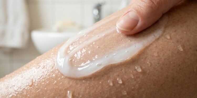 Como o banho morno e a esfoliação correta impedem o surgimento de pelos encravados