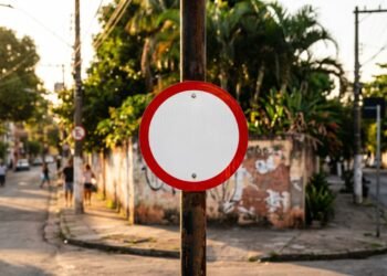 O erro comum sobre a placa com círculo vermelho que gera multas pesadas aos motoristas