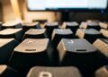 Mistério revelado: Para que servem os relevos nas teclas "F" e "J" do seu computador?