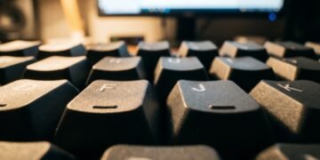 Mistério revelado: Para que servem os relevos nas teclas "F" e "J" do seu computador?