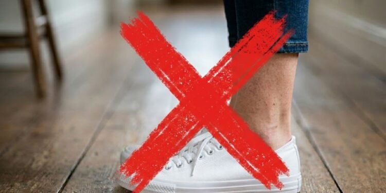 A ascensão do tênis bege em 2026 tem tudo a ver com um consumo de moda mais calmo e consciente.