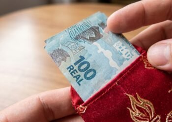 O segredo da nota de dinheiro sob o travesseiro para atrair abundância enquanto você dorme