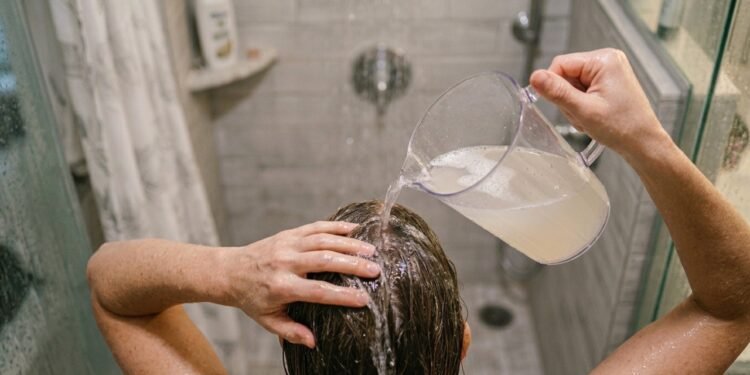 Uso de vinagre branco nos fios divide opiniões mas revela resultados surpreendentes para o selamento das cutículas