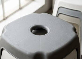 Poucas pessoas sabem para que serve o buraco nos bancos de plástico