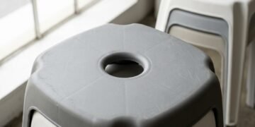 Poucas pessoas sabem para que serve o buraco nos bancos de plástico