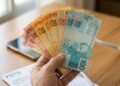 Trabalhadores podem sacar dinheiro parado no FGTS de empregos antigos; veja quem tem direito