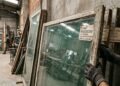 Pesquisadores alemães desenvolvem um método não destrutivo para reutilizar 220 mil toneladas de vidro de janelas descartado anualmente na fabricação de novos vidros