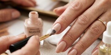 A cor de esmalte que combina com todas e deixa as mãos mais jovens instantaneamente