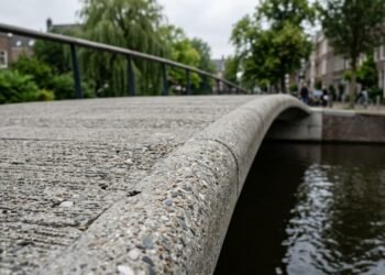 Inédito no mundo: a primeira ponte de concreto neutra em carbono do mundo, uma passarela de 7 metros que armazena 66 kg de CO2