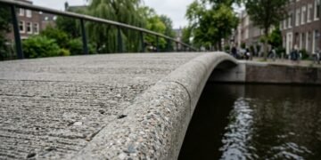 Inédito no mundo: a primeira ponte de concreto neutra em carbono do mundo, uma passarela de 7 metros que armazena 66 kg de CO2