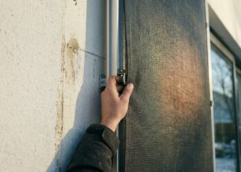 Pesquisadores da UMass criam uma "pele" têxtil para residências que eleva a temperatura em 4,8°C, reduzindo potencialmente as contas de aquecimento em até 23%