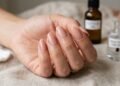 Como fazer as unhas durarem 2 semanas sem ir à manicure: o truque que salões não ensinam