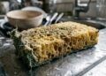 Estudos detalham de quanto em quanto tempo se deve trocar a esponja de cozinha
