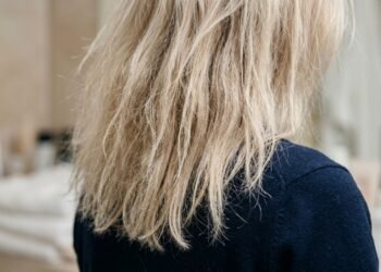 Adeus frizz e ressecamento: os cuidados em casa que estão salvando cabelos loiros no Brasil em 2026