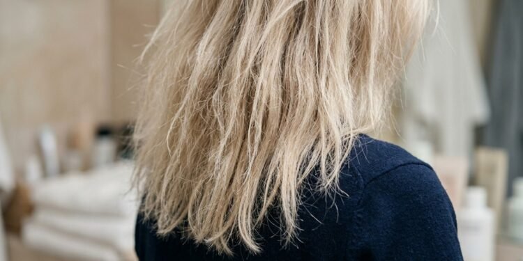 Adeus frizz e ressecamento: os cuidados em casa que estão salvando cabelos loiros no Brasil em 2026