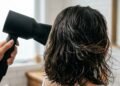 O que o tempo de secagem do cabelo revela sobre a porosidade