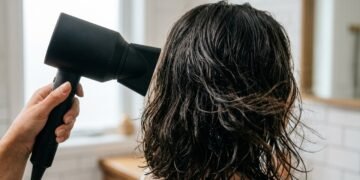 O que o tempo de secagem do cabelo revela sobre a porosidade