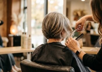 Os 3 cortes de cabelo para mulheres 55+ que querem elegância, praticidade e estilo no outono/inverno