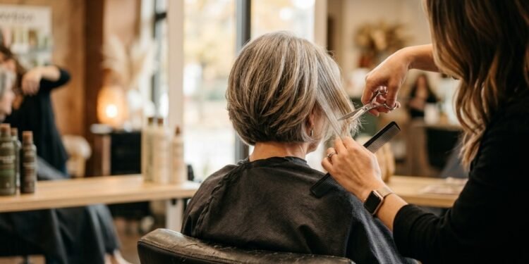 Os 3 cortes de cabelo para mulheres 55+ que querem elegância, praticidade e estilo no outono/inverno
