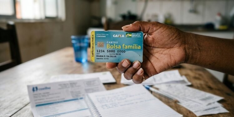 Beneficiários do Bolsa Família precisam ficar atentos para não perder o pagamento