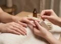 A tendência minimalista dos salões japoneses que fortalece unhas e substitui o esmalte tradicional
