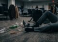 Uma festa de fim de ano da empresa terminou de forma inesperada para uma jovem que perdeu o emprego após exagerar na bebida