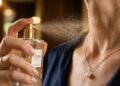 Os perfumes clássicos que continuam irresistíveis entre mulheres de 50 anos