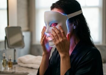 Para que servem as máscaras faciais de LED que estão fazendo o maior sucesso nas redes sociais
