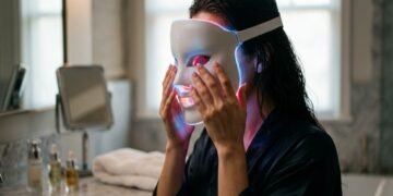 Para que servem as máscaras faciais de LED que estão fazendo o maior sucesso nas redes sociais