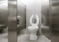 Poucas pessoas sabem qual a função da abertura nos vasos sanitários de banheiros públicos