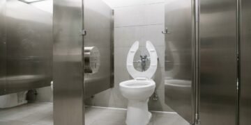 Poucas pessoas sabem qual a função da abertura nos vasos sanitários de banheiros públicos