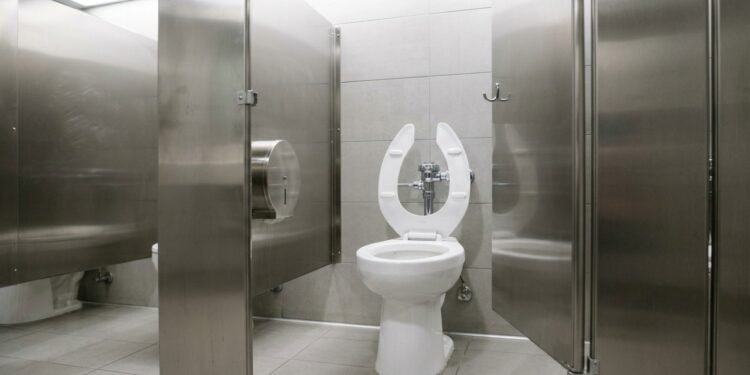 Poucas pessoas sabem qual a função da abertura nos vasos sanitários de banheiros públicos