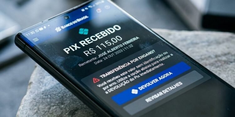 Justiça espanhola condena homem por reter transferência de R$ 115 e alerta para riscos do mesmo crime no Brasil