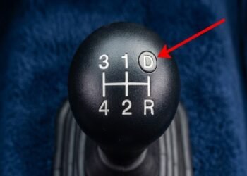 A letra “D” no painel do carro tem uma função importante